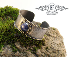 Messingist käevõru lasuriidiga