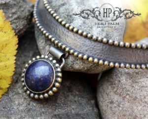 Messingist kaelaehe antiikse keti ja lasuriidiga