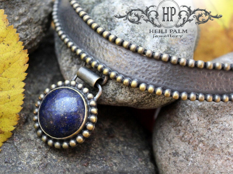 Messingist kaelaehe antiikse keti ja lasuriidiga