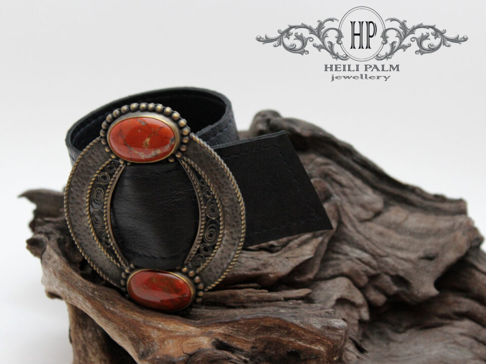 Messingist ja nahast  käevõru Jaspis poolvääriskividega