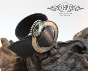 Messingist ja nahast  käevõru Ahhaadiga