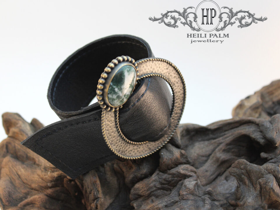 Messingist ja nahast  käevõru Ahhaadiga