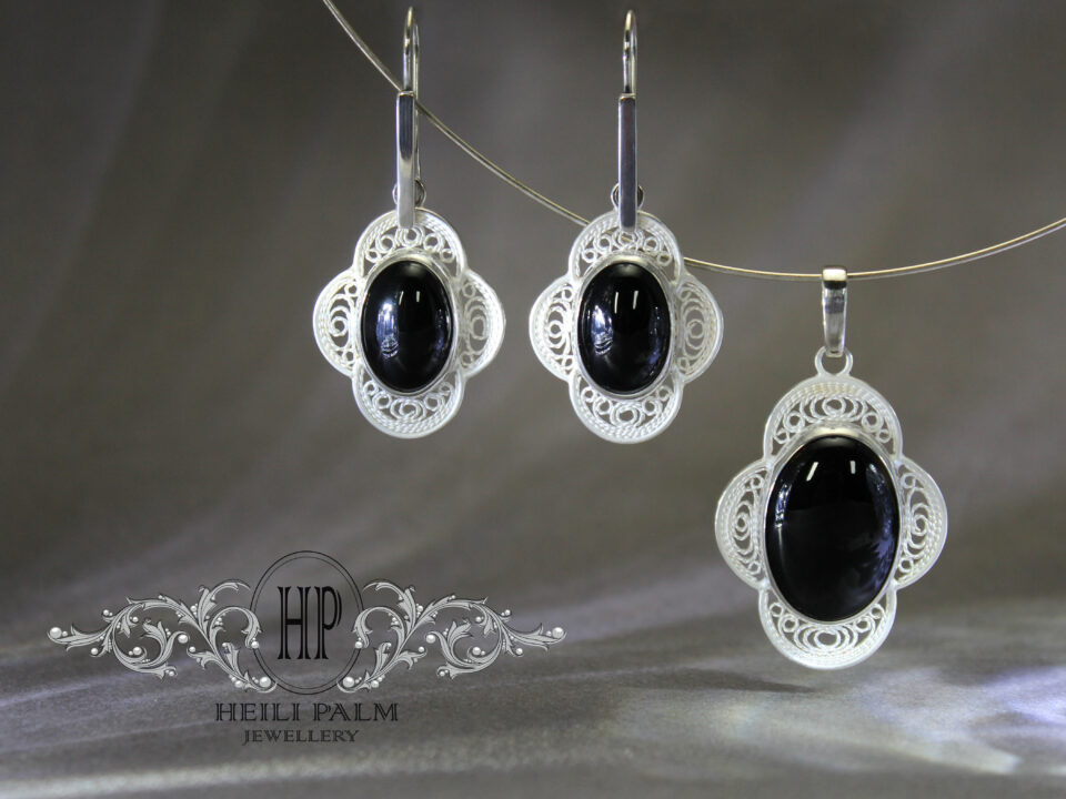 "Nightbloom" hõbedast filigraanehete komplekt musta oonüksiga