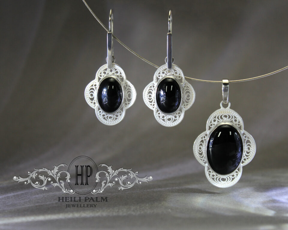 "Nightbloom" hõbedast filigraanehete komplekt musta oonüksiga